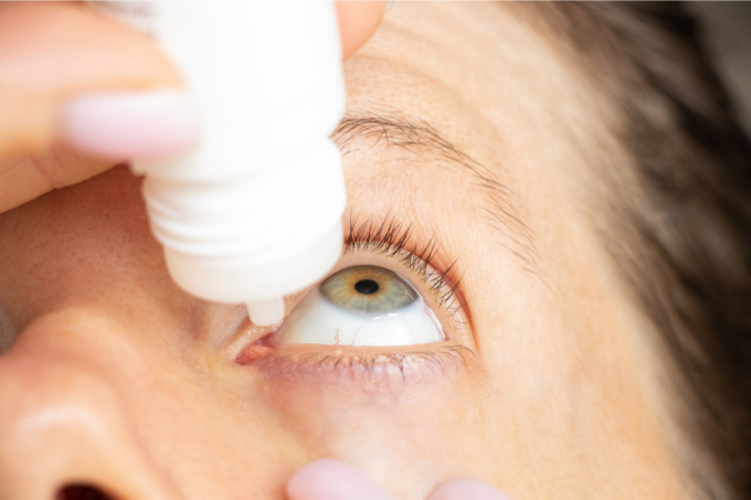 Dlaczego krople do oczu mają kr&oacute;tki termin przydatności? 