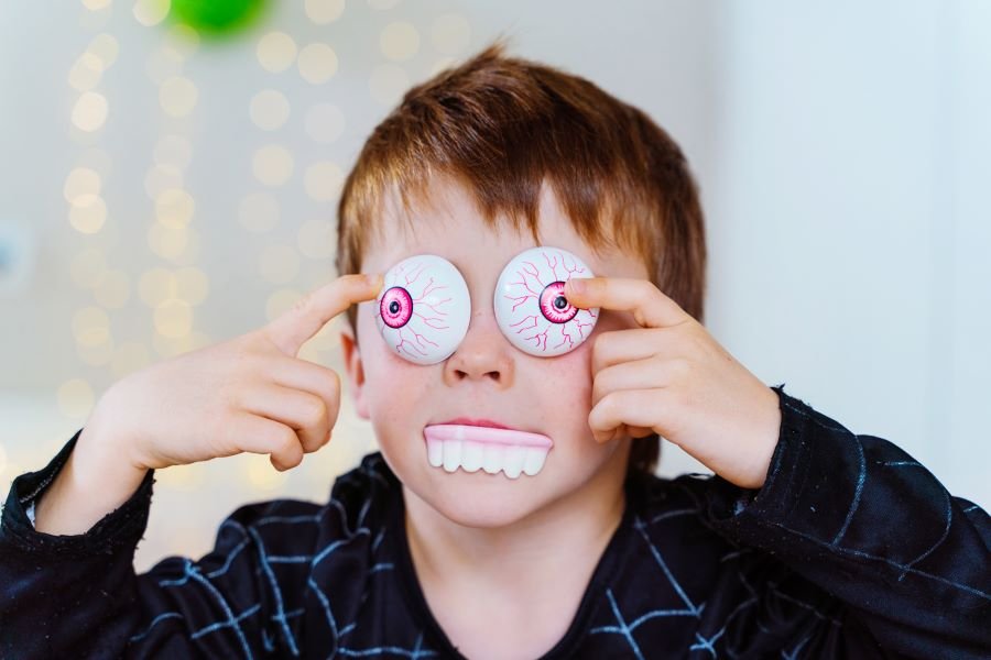 Dziecko bawi się. Sztuczne soczewki kolorowe.