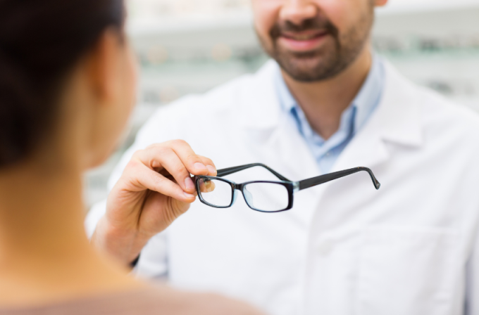 Kr&oacute;tkowzroczność - skąd się bierze ta wada wzroku? Kogo dotyczy? 