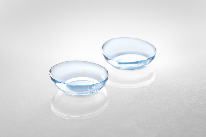 Soczewki. Białe tło.