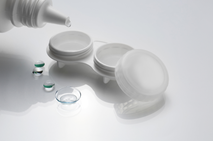 Soczewki. Pudełko na soczewki. Wymiana. Białe tło.